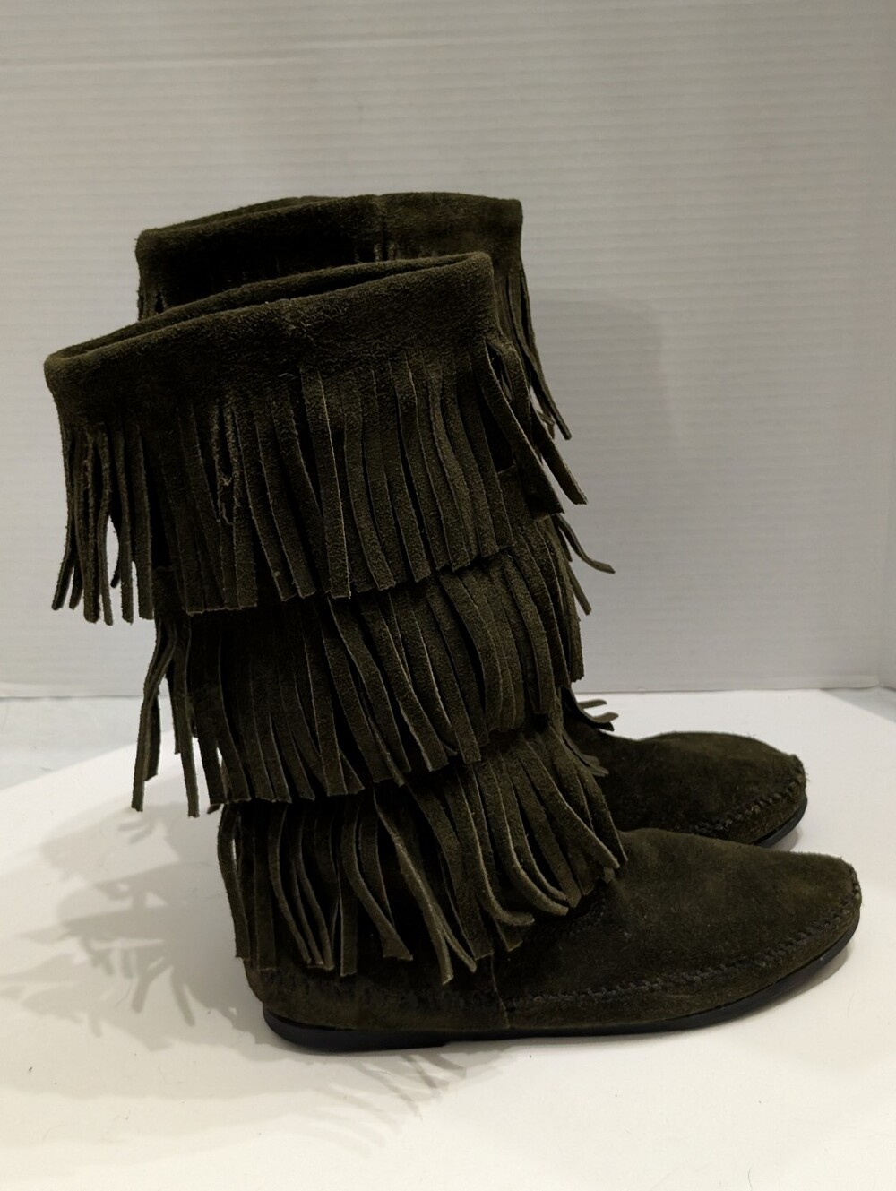 Minnetonka Women's 8 Forest Green Fringe Slip On Flat Moccasin Suede Boots